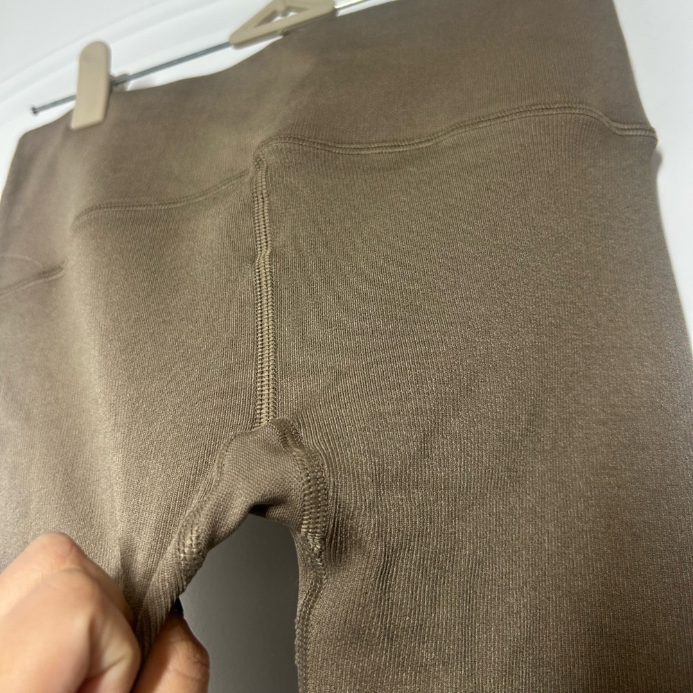Alo Yoga Seamless Radiance Brown Mesh Tan Leggings size XS athleisure workout - Picture 12 of 13